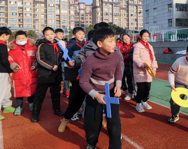 压花叶脉书签随信寄出让远方的孩子感触不同地域的四季改变